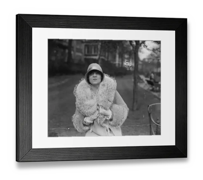 Framed Print : Rosa Donselle, American prima donna in the Embankment Gardens. 13 May 1929