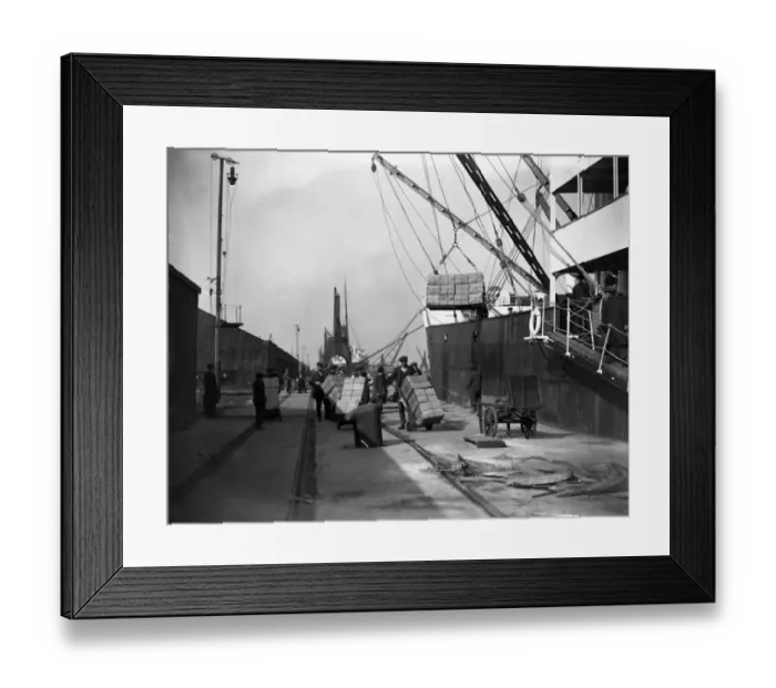 Framed Print : Unloading tea at Tilbury Docks from the, ss Glenarra. 5 March 1924 Framed Print : Unloading tea at Tilbury Docks from the, ss Glenarra. 5 March 1924