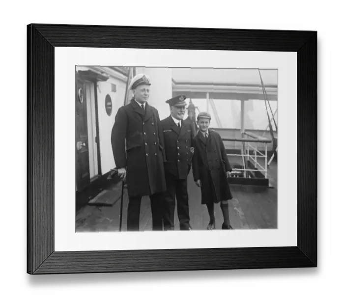 Framed Print : Survivors of the sinking liner horror. Captain Day of the SS Kinfaun Castle