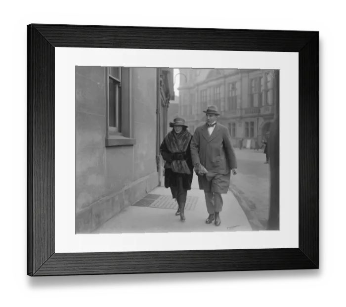 Framed Print : Armstrong trial at Hereford. Mr Oswald Martin and Mrs Martin arriving. 5 April 1922 Framed Print : Armstrong trial at Hereford. Mr Oswald Martin and Mrs Martin arriving. 5 April 1922