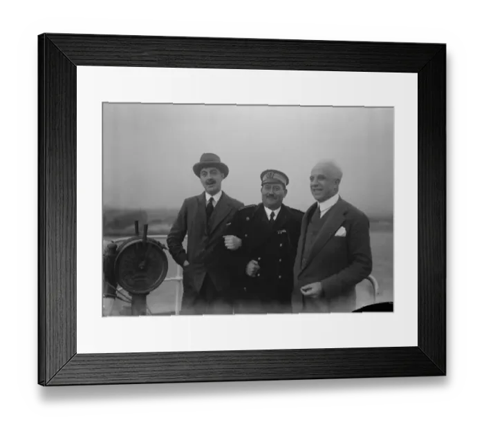 Framed Print : The arrival of the Italian treasure ship Leonardo da Vinci. Left to right : Major Longden Framed Print : The arrival of the Italian treasure ship Leonardo da Vinci. Left to right : Major Longden