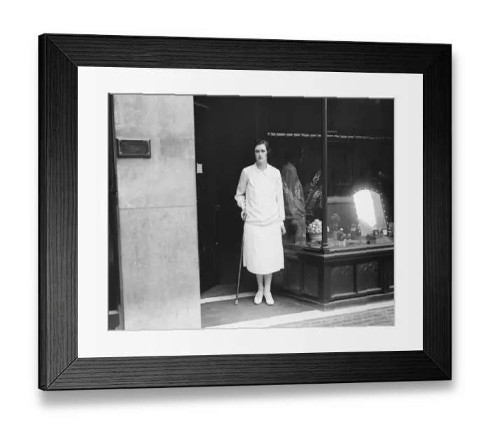 Framed Print : Society beauty opens a shop Mrs Dudley Coats standing in the door way of 10, Davies Street Framed Print : Society beauty opens a shop Mrs Dudley Coats standing in the door way of 10, Davies Street