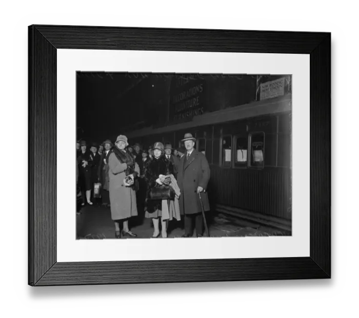 Framed Print : Two war heroines arrive in London. Mlle Leonie Van Houtte ( left ), Miss Gertrude Richardson Framed Print : Two war heroines arrive in London. Mlle Leonie Van Houtte ( left ), Miss Gertrude Richardson