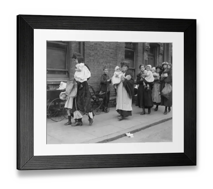 Framed Print : Wive of the workless taking home the food dole. 2 September 1921 Framed Print : Wive of the workless taking home the food dole. 2 September 1921