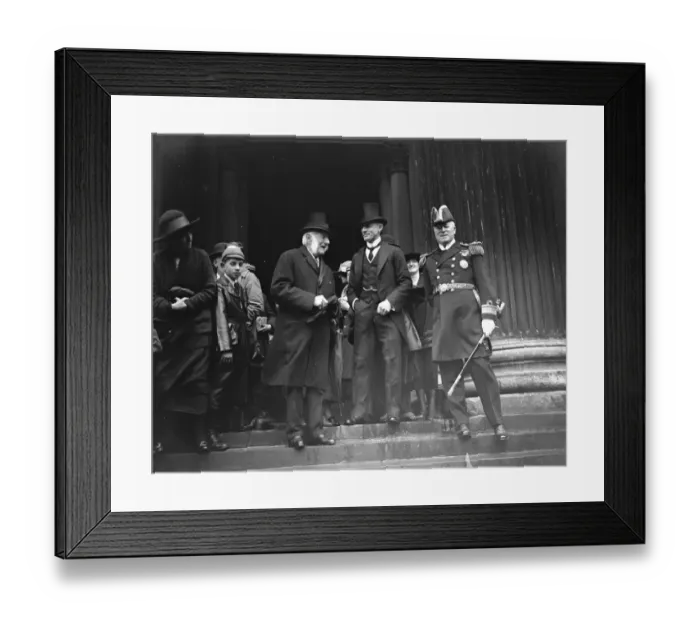 Framed Print : American Navy Day in London. Wreath placed on Nelsons tomb. Left to right Framed Print : American Navy Day in London. Wreath placed on Nelsons tomb. Left to right