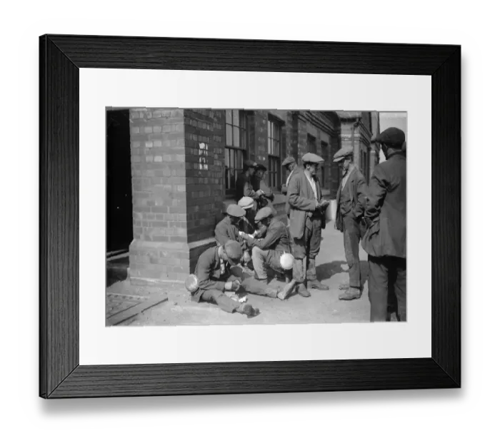 Framed Print : First wages paid out to Midland miners since dispute began. Miners counting their Framed Print : First wages paid out to Midland miners since dispute began. Miners counting their