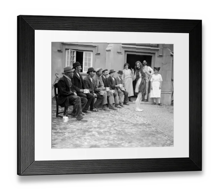 Framed Print : Miss Edna Maude, dancer, on holiday at Bridgewater. 1921