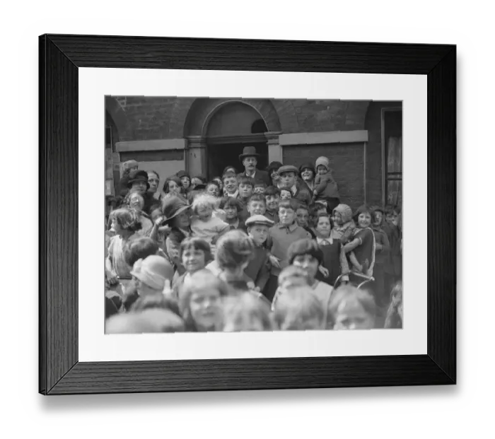Framed Print : Polling day in Lambeth Mr Frank Briant and some of his constituents 30 May 1929 Framed Print : Polling day in Lambeth Mr Frank Briant and some of his constituents 30 May 1929