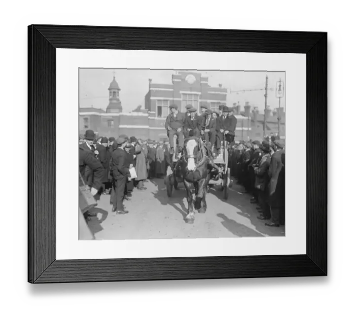 Framed Print : March of ex - soldiers from Woolwich Arsenal to see the Premier. Wounded men leaving Framed Print : March of ex - soldiers from Woolwich Arsenal to see the Premier. Wounded men leaving