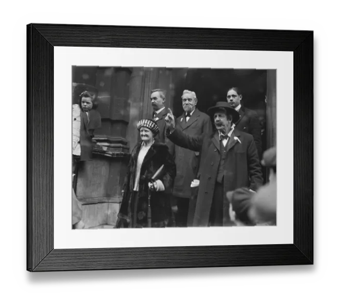Framed Print : Nomination day in Whitechapel Mrs M Holden ( Prohibitionist ) 31 January 1923