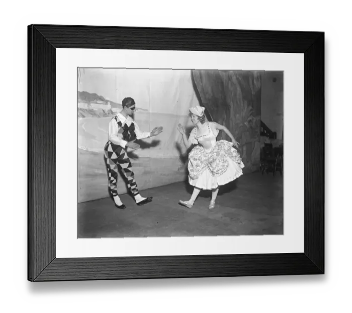Framed Print : Madame Karina in Englands smallest pantomine to appear at Bournemouth Madame Karina Framed Print : Madame Karina in Englands smallest pantomine to appear at Bournemouth Madame Karina
