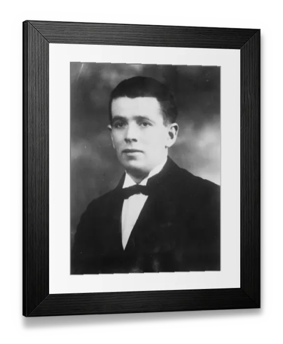 Framed Print : Railwayman at Alhambra. Idris Daniels, a Welsh ex railwayman, who will sing at the Alhambra Framed Print : Railwayman at Alhambra. Idris Daniels, a Welsh ex railwayman, who will sing at the Alhambra