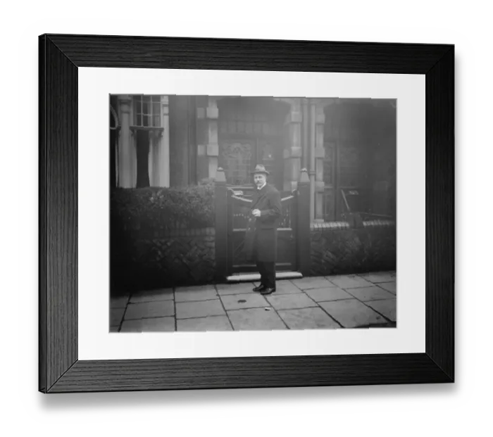 Framed Print : Not leaving to see the king Informal discusions on the political situations took
