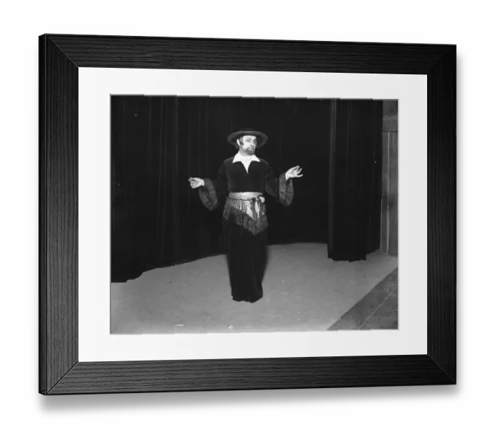 Framed Print : Le Miroir Juif at the London Pavilion. M Victor Henkine singing an Hassidic song Framed Print : Le Miroir Juif at the London Pavilion. M Victor Henkine singing an Hassidic song