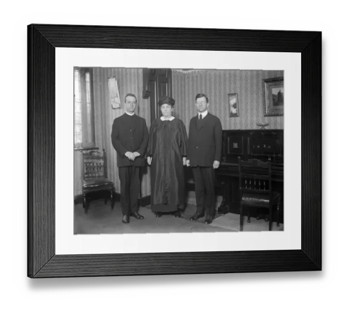 Framed Print : The only woman Bishop in the world arrives in London. Bishop Alma White, who is Framed Print : The only woman Bishop in the world arrives in London. Bishop Alma White, who is