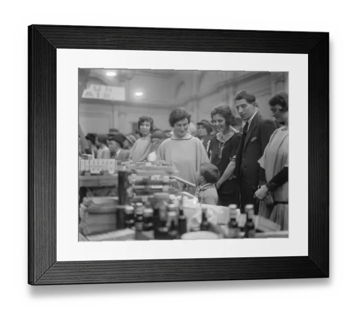 Framed Print : Ex - Premiers daughter sells Labour Rock. Miss Ishbel MacDonald selling Framed Print : Ex - Premiers daughter sells Labour Rock. Miss Ishbel MacDonald selling