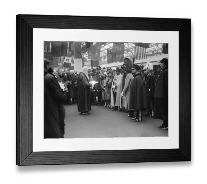 Framed Print : Afghan King and Queen arrive in England. The King and Queen of Afghanistan receiving Framed Print : Afghan King and Queen arrive in England. The King and Queen of Afghanistan receiving