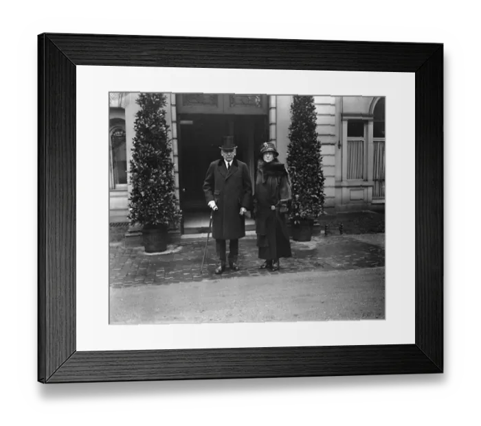 Framed Print : The American ambassador and his wife outside their new London home Mr and Mrs Kellogg Framed Print : The American ambassador and his wife outside their new London home Mr and Mrs Kellogg