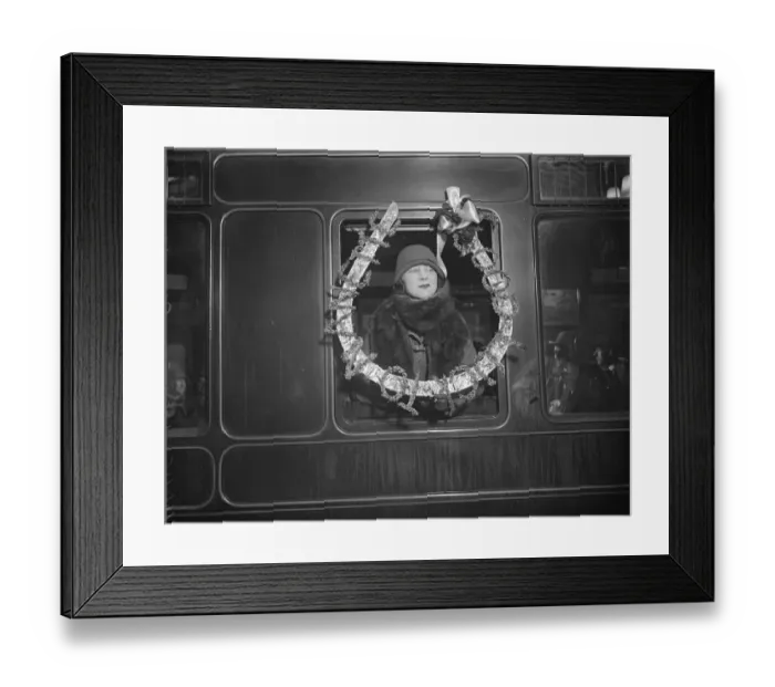 Framed Print : No no Nanette leaves for Glasgow. Miss Binnie Hale with her lucky horse shoe at Euston