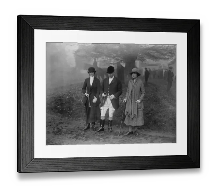 Framed Print : The Earl and Countess of Orkney with their daughter at the opening meet of the Whaddon Chase Framed Print : The Earl and Countess of Orkney with their daughter at the opening meet of the Whaddon Chase