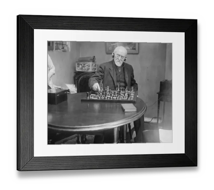 Framed Print : Poet painter of Stoke Newington 98 but still keen on chess. Elijah Wheeler