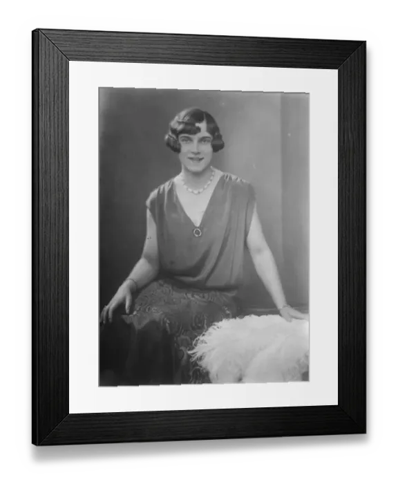 Framed Print : To explore the pyramids. Dr Ning Peroni, the famous Austrian woman archaeologist Framed Print : To explore the pyramids. Dr Ning Peroni, the famous Austrian woman archaeologist