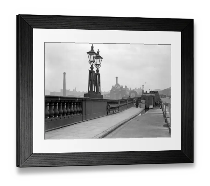 Framed Print : Waterloo Bridge - showing the subsidence. 28 April 1924 Framed Print : Waterloo Bridge - showing the subsidence. 28 April 1924