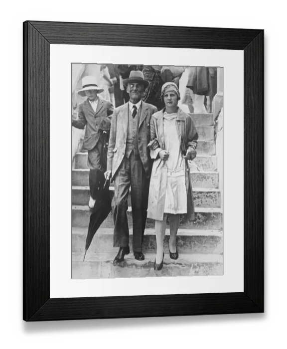Framed Print : Sir Austen Chamberlain with his daughter at Bermuda. 27 September 1928 Framed Print : Sir Austen Chamberlain with his daughter at Bermuda. 27 September 1928