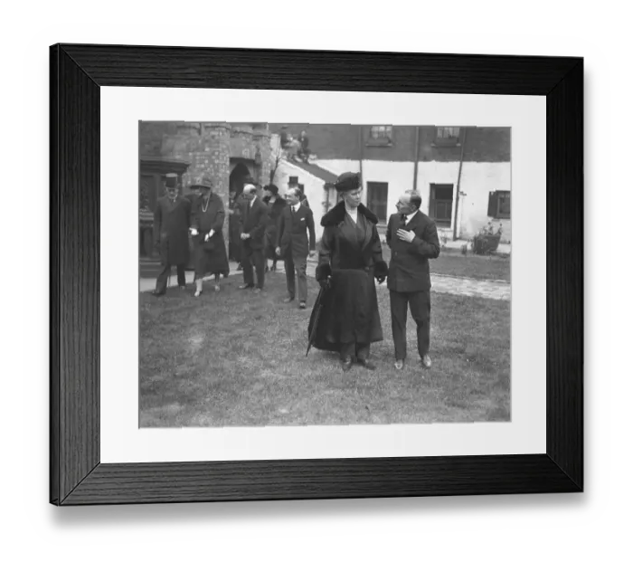 Framed Print : Royal visit to the Dockland Settlement, London. The Queen leaving the Dockland Framed Print : Royal visit to the Dockland Settlement, London. The Queen leaving the Dockland