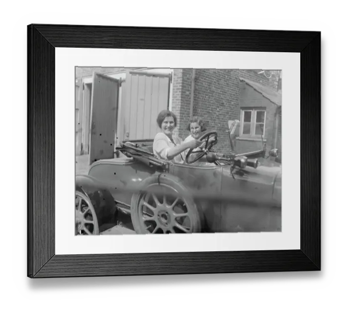 Framed Print : Ishbel MacDonald daughter of Ramsay Macdonald with her sister. 1925 Framed Print : Ishbel MacDonald daughter of Ramsay Macdonald with her sister. 1925