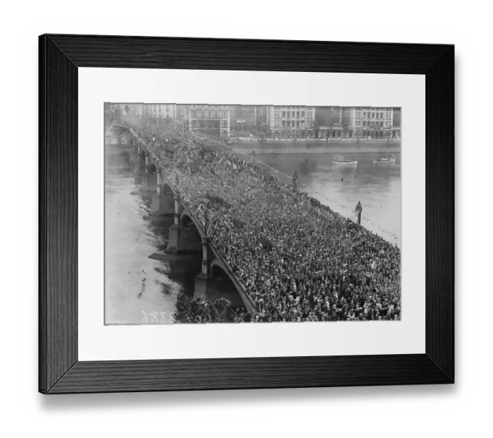 Framed Print : The Great Victory March. The amazing scene on Westminster Bridge, when the spectators Framed Print : The Great Victory March. The amazing scene on Westminster Bridge, when the spectators