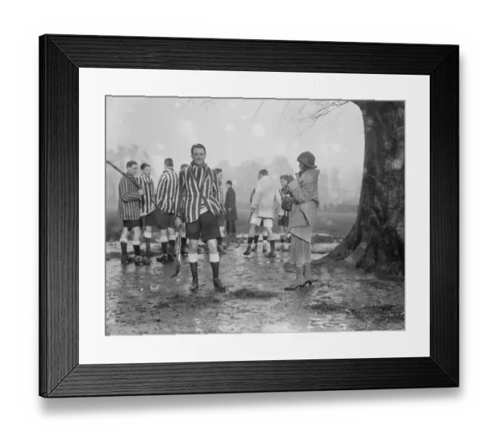 Framed Print : Mens Hockey - Oxford versus Cambridge at Beckenham, Kent. Miss Phyllis Kermode