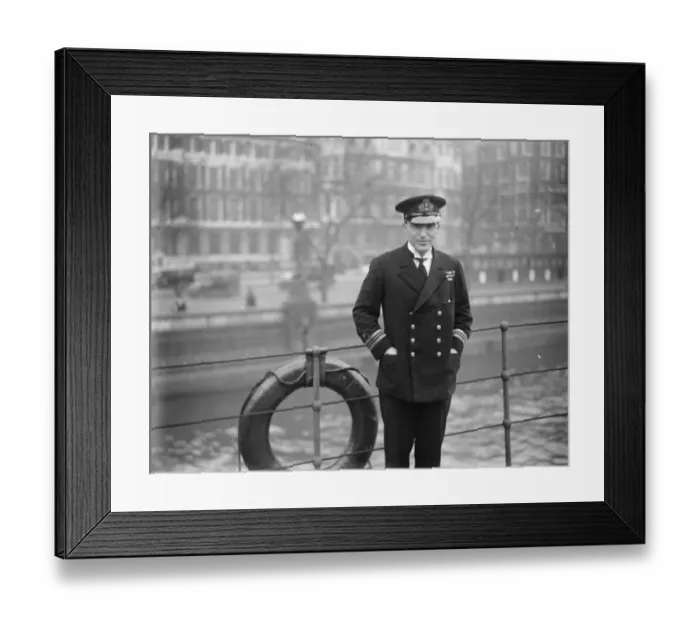 Framed Print : Thames thrill rescue. Lt Com Michell, of HMS President, lying off Thames Embankment Framed Print : Thames thrill rescue. Lt Com Michell, of HMS President, lying off Thames Embankment