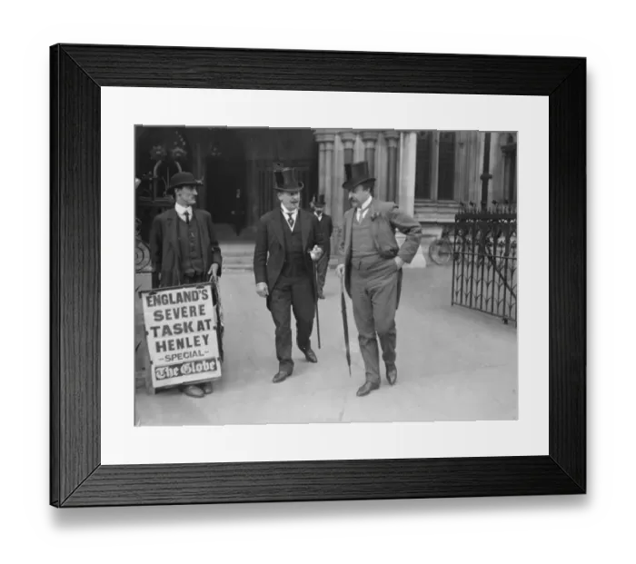 Framed Print : Mr Eugene Sandow leaving the Law Courts. 14 October 1925