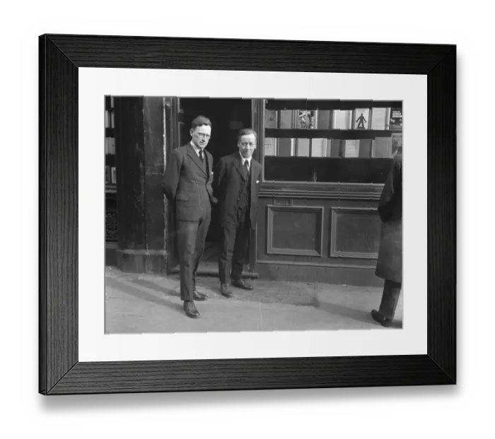 Framed Print : Released communists at Covent Garden. Six communists who were released from Wandsworth