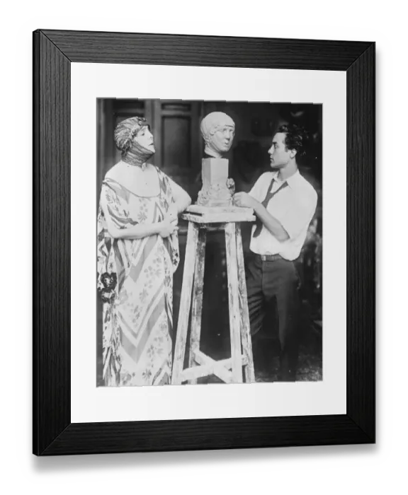 Framed Print : Noted actress poses for her bust. Maria Bazzi, Italys most noted actress, posing Framed Print : Noted actress poses for her bust. Maria Bazzi, Italys most noted actress, posing