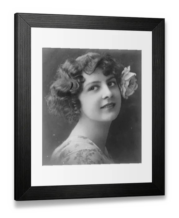 Framed Print : ?80000 If she marries for love Miss Challet Hall a pretty 19 year old typist, who Framed Print : ?80000 If she marries for love Miss Challet Hall a pretty 19 year old typist, who