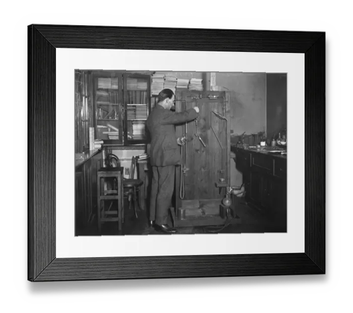 Framed Print : Radium treatment at the Radium Institute, Riding House Street, Portland Place, London Framed Print : Radium treatment at the Radium Institute, Riding House Street, Portland Place, London