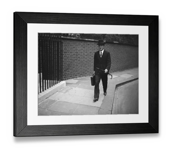 Framed Print : The first cabinet meeting at No 10 Downing Street since the holidays. Sir Samuel Hoare arriving