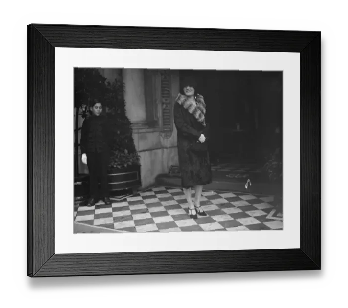 Framed Print : Miss Pola Negri meets near Bernard Shaw. Miss Pola Negri the film star, who is