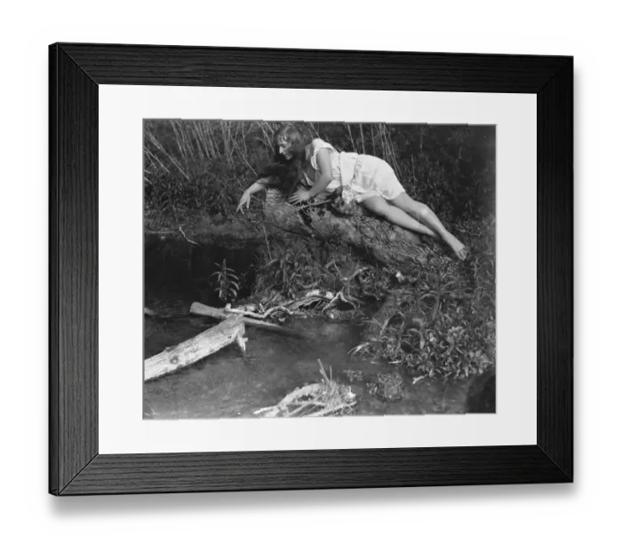 Framed Print : Miss Edna Maude the seventeen year old dancer on holiday at Bridgewater 25 June 1923