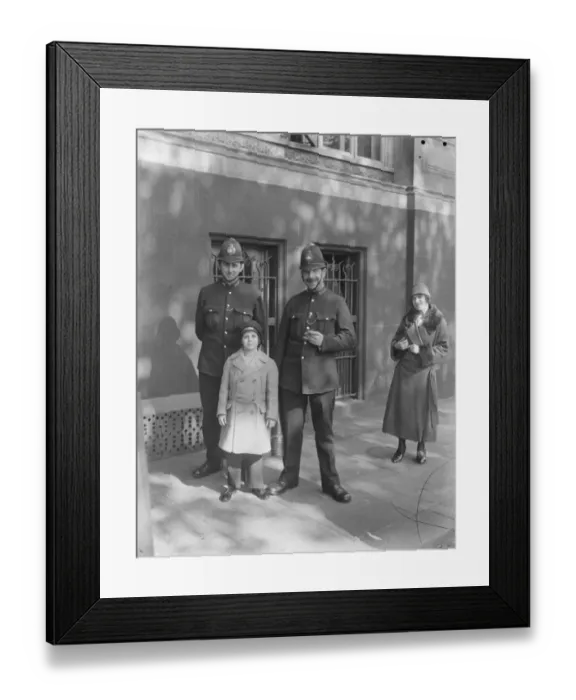 Framed Print : Jackie Coogan in safe custody. Jackie Coogan with two policemen, who saved him