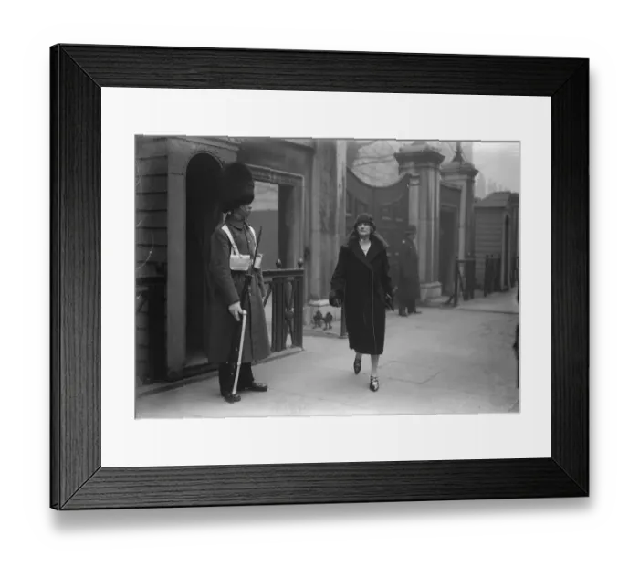 Framed Print : Illness of Queen Alexandra, callers at Marlborough house. Lady Arthur Pearson leaving Framed Print : Illness of Queen Alexandra, callers at Marlborough house. Lady Arthur Pearson leaving