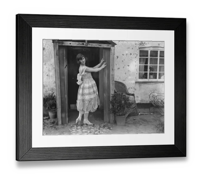 Framed Print : Miss Edna Maude the seventeen year old dancer on holiday at Bridgewater 25 June 1923