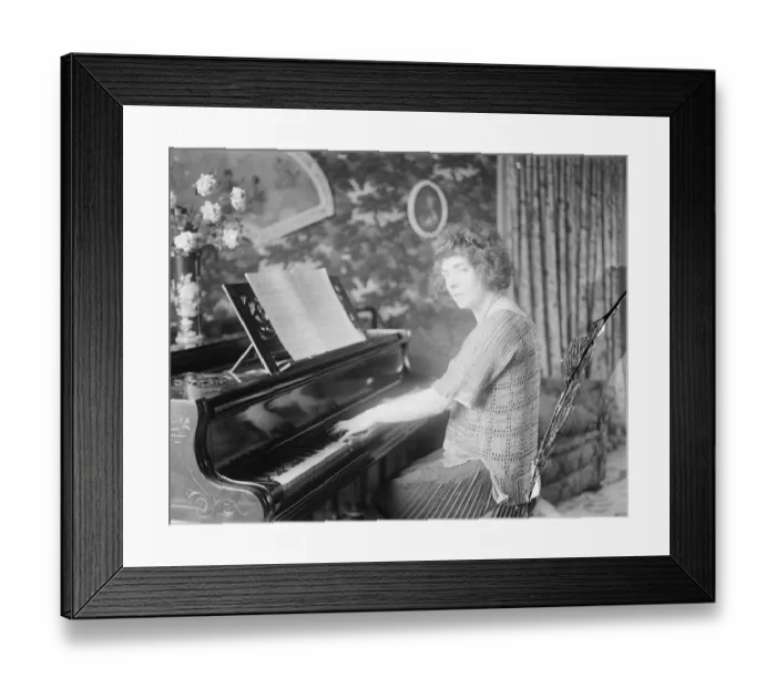 Framed Print : Peers stage romance. Miss Lynda Martell, who is engaged to Lord Lyveden Framed Print : Peers stage romance. Miss Lynda Martell, who is engaged to Lord Lyveden