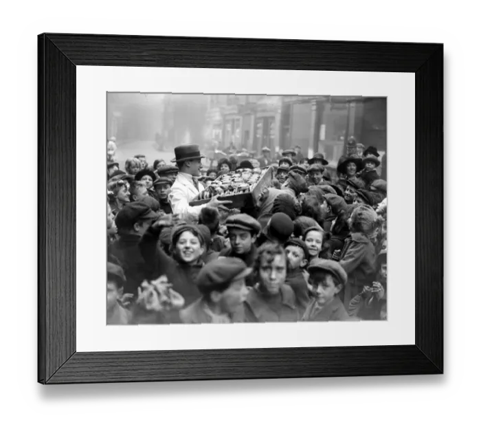 Framed Print : Free distribution of buns to poor children in Lane by a local butcher. 31 March 1923
