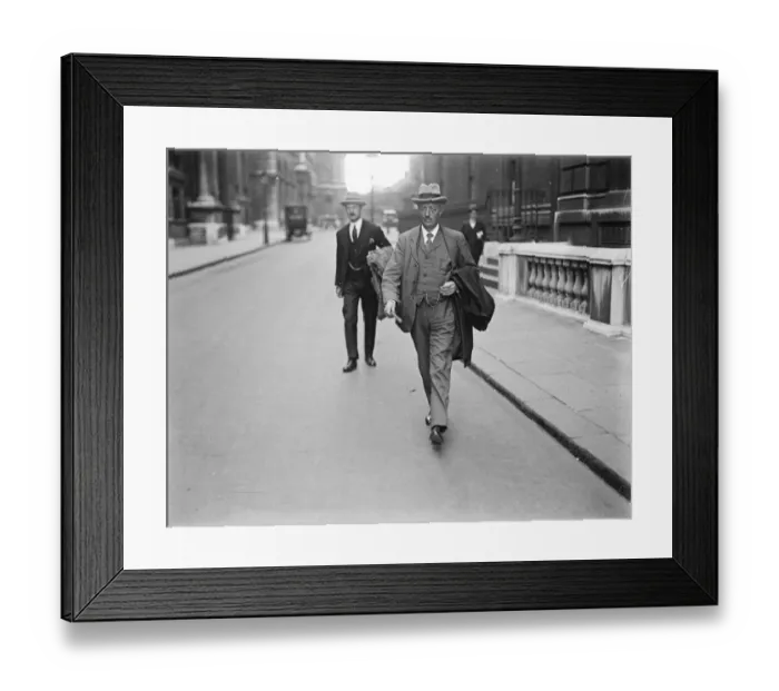 Framed Print : Cabinet discusses the war in the near east Dr Macnamara arriving 8 September 1922 Framed Print : Cabinet discusses the war in the near east Dr Macnamara arriving 8 September 1922