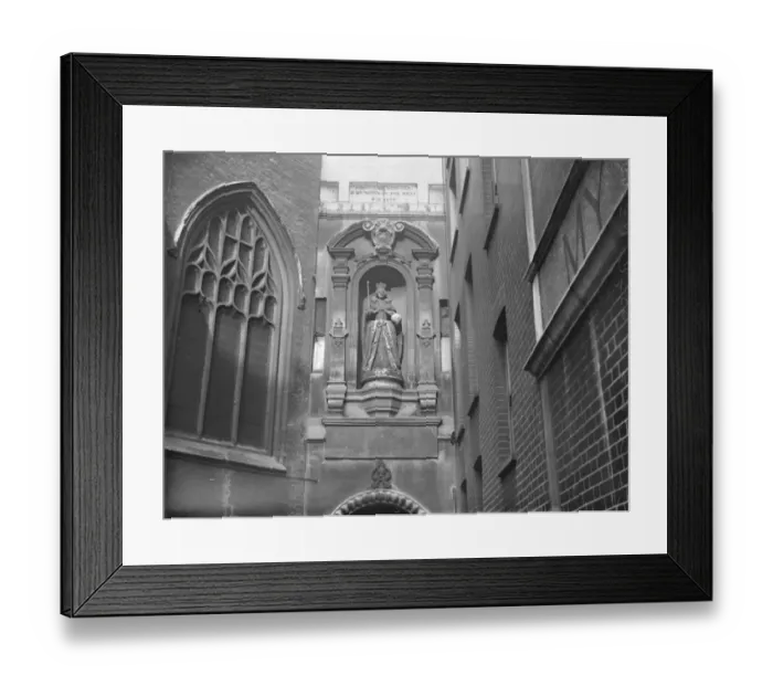 Framed Print : Londons most dilapidated royal statue an undignified queen Bess The statue Framed Print : Londons most dilapidated royal statue an undignified queen Bess The statue
