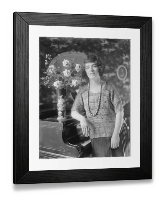 Framed Print : Peers stage romance. Lord Lyveden, the actor peer, is engaged to Miss Lynda Martell Framed Print : Peers stage romance. Lord Lyveden, the actor peer, is engaged to Miss Lynda Martell
