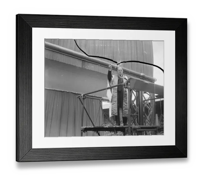 Framed Print : The King and Queen attend great empire thanksgiving service at Wembley. Sir Walford